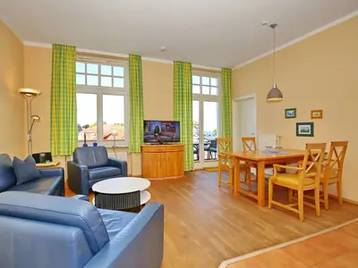 Wohnzimmer mit Zugang zum Balkon