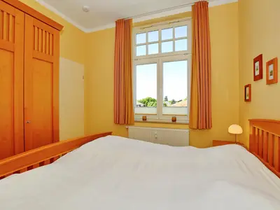 1. Schlafzimmer mit Kleiderschrank