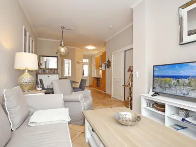 Wohnzimmer mit Sitzecke und TV