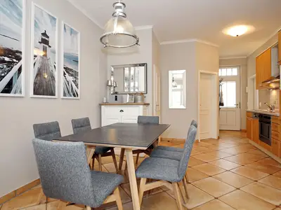 Küchenzeile mit Essbereich