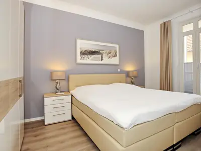 erstes Schlafzimmer mit Boxspringbett