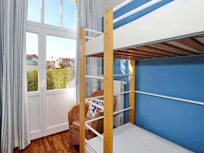 zweites Schlafzimmer mit Etagenbett und Sessel