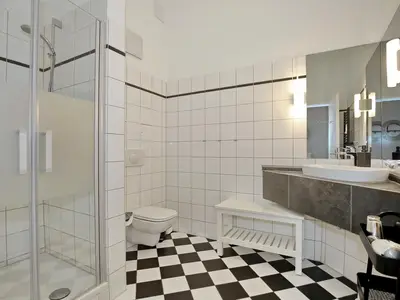 Badezimmer mit Dusche und WC