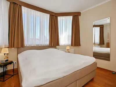 1 .Schlafzimmer mit Boxspringbett und Spiegel