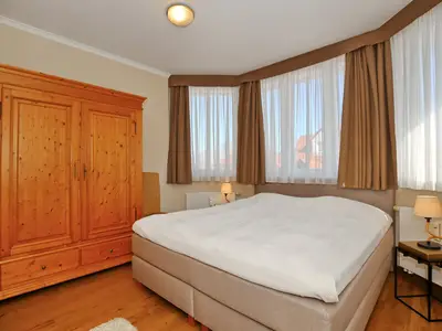 1. Schlafzimmer mit Boxspringbett und Kleiderschrank