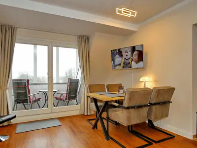 Wohnbereich mit Zugang zum Balkon