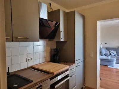 Küchenzeile mit Backofen und Spülmaschine