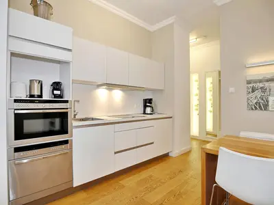 Küche mit Backofen und Spülmaschine