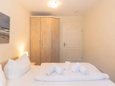 Schlafzimmer mit Doppelbett