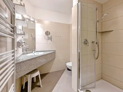 Badezimmer mit Dusche und WC