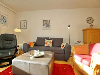 Wohnzimmer mit Sofa und Sesseln