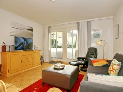 Wohnzimmer mit Sofa und TV