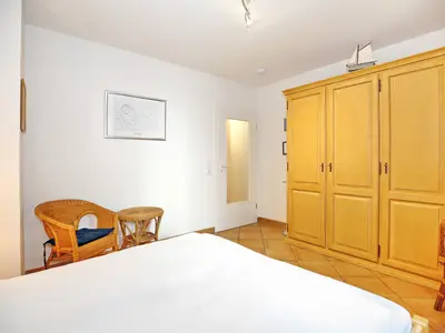 Schlafzimmer mit Kleiderschrank