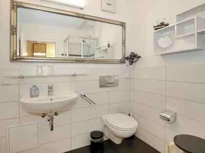 Duschbad mit Waschbecken und WC