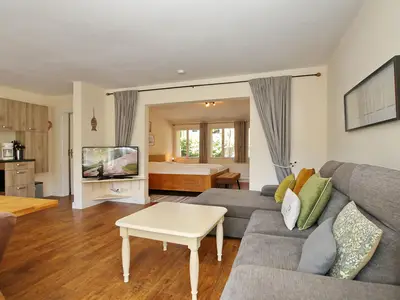 Wohnzimmer mit Sofa und TV