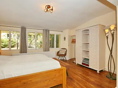 Schlafbereich mit Kleiderschrank