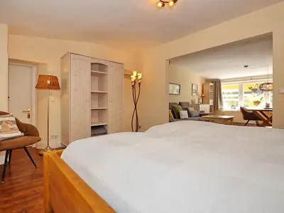 Schlafbereich mit Blick in den Wohnbereich