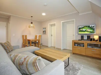 Wohnzimmer mit Sofa und TV