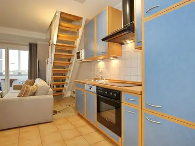 Küchenzeile mit Mikrowelle und Geschirrspüler