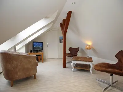 Dachgeschoss mit Sesseln und TV