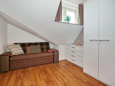 Schlafzimmer mit Schlafcouch und Kleiderschrank