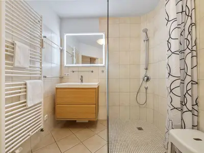 Badezimmer mit Dusche