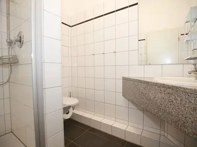 Bad mit Waschtisch und WC