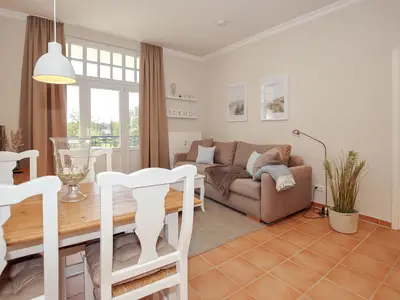 Wohnzimmer mit Zugang zum Balkon