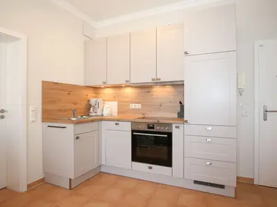 Küche mit Backofen und Spülmaschine