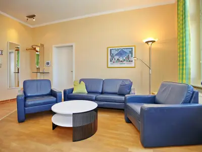 Wohnzimmer mit Sofa und Sesseln