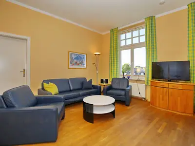 Wohnzimmer mit Sitzecke und TV