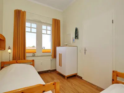 2. Schlafzimmer mit Einzelbetten und Kommode