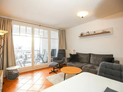 Wohnzimmer mit Zugang zum Balkon