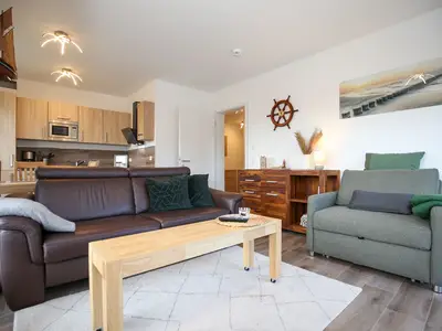 Wohnzimmer mit Sofa und Schlafsessel