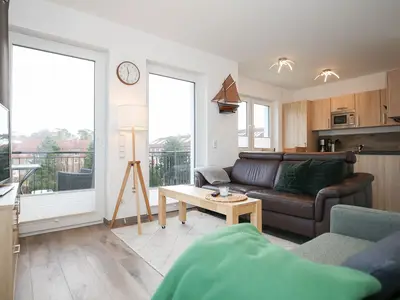 Wohnzimmer mit Sofa und TV