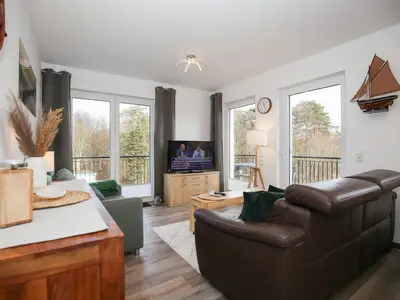 Wohnzimmer mit Zugang zum Balkon