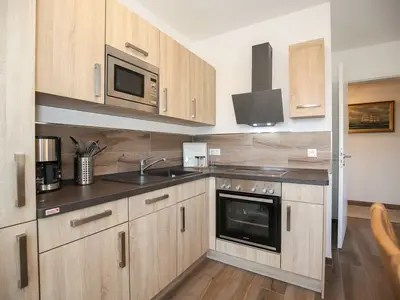 Küche mit Backofen und Spülmaschine