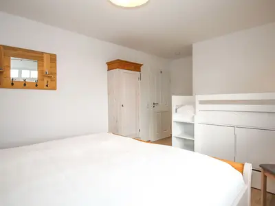 Schlafzimmer mit Hochbett und Schrank