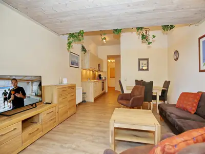 Wohnzimmer mit Sofa und TV