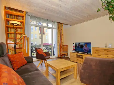 Wohnzimmer mit Zugang zum Balkon