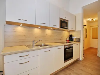 Küchenzeile mit Backofen und Spülmaschine