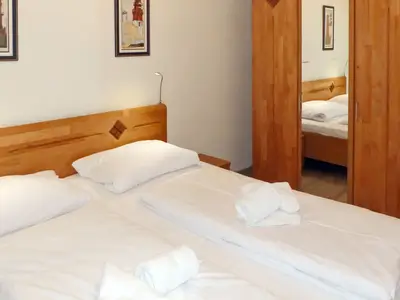 Schlafzimmer mit Doppelbett und Kleiderschrank