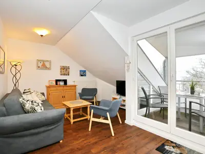 Wohnzimmer mit Zugang zum Balkon