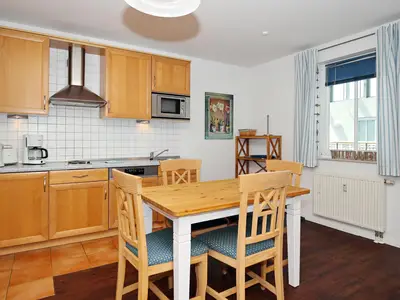 Küche mit Esstisch