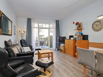 Wohnzimmer mit Zugang zur Terrasse