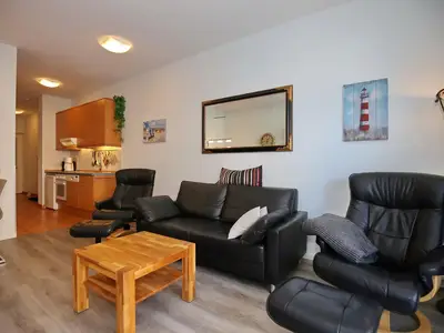 Wohnzimmer mit Sofa und Sessel