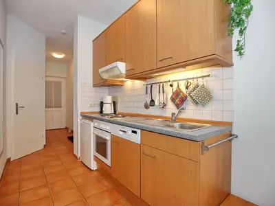 Küche mit Backofen und Spülmaschine