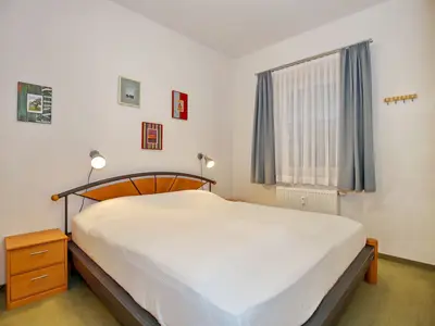 Schlafzimmer mit Doppelbett