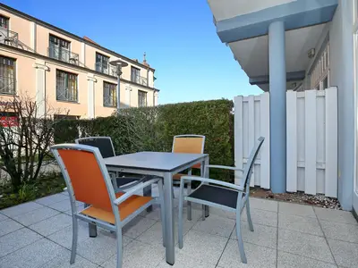 Terrasse mit Gartenmöbeln