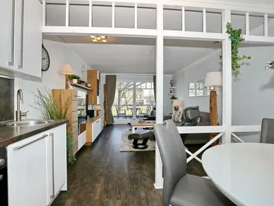 Blick von der Küche zum Wohnbereich